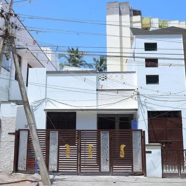 Heritage home with 2 bed/2 bath with kitchen in a residential neighborhood., Hotel in Vādippatti