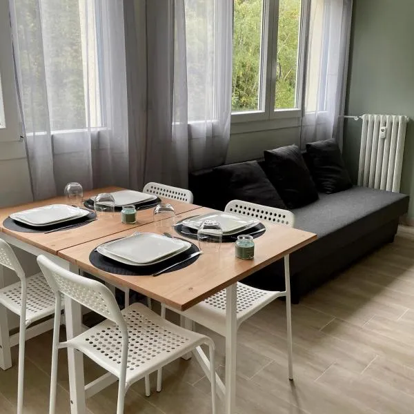 F2 Au cœur des volcans d’Auvergne, hotel in Royat