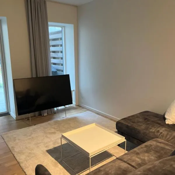 Charming Aalborg Apartment With parking, hotel v destinaci Dokkedal