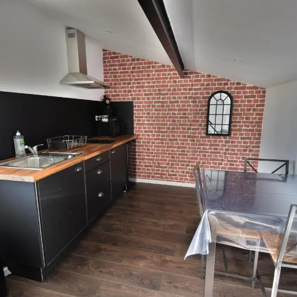Studio industriel à 50 m de la plage et du port – hotel w mieście Mèze