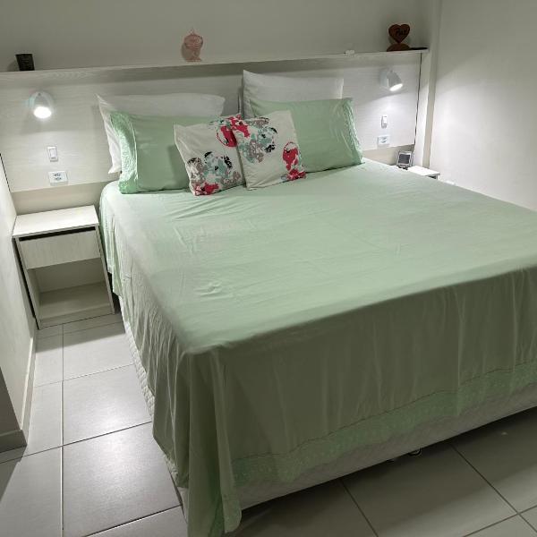 No Atalaia, Fort Poseidon rua do Atalho a 700 metros da praia do Atalaia, apartamento novo decorado, varanda, sala de estar e jantar, 02 suítes, 03 banheiros, lavanderia, cozinha, piscina, churrasqueira, salão de jogos, vista parcial das dunas e mar - Foto 2