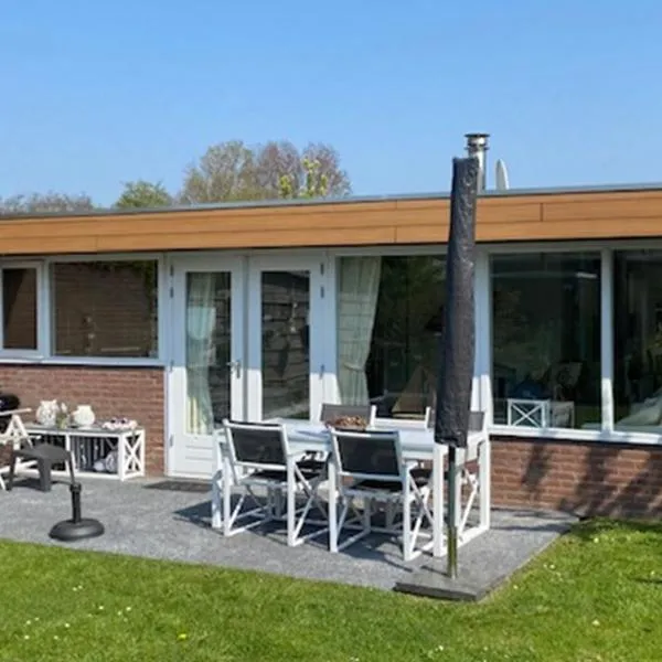 Vakantiebungalow in Riviera Maison stijl nabij zee en strand, bos en duin, khách sạn ở Warmenhuizen