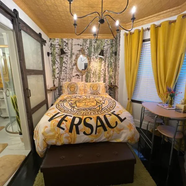 Luxurious Bedroom with Private Entrance & En-suite Bathroom, hotel in Fall River