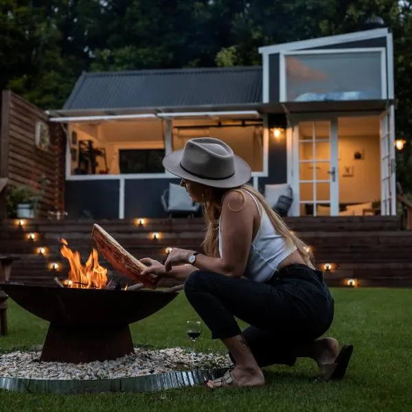 Central Coast Deck and Spa Luxury Tiny House with firepit, hotel in Matcham