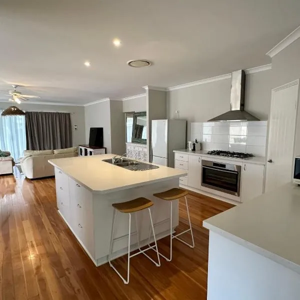 Lazy Daze on Davies, hotel in Broadwater