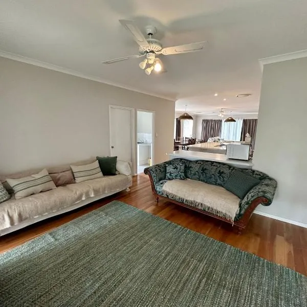 Lazy Daze on Davies, Hotel in Broadwater