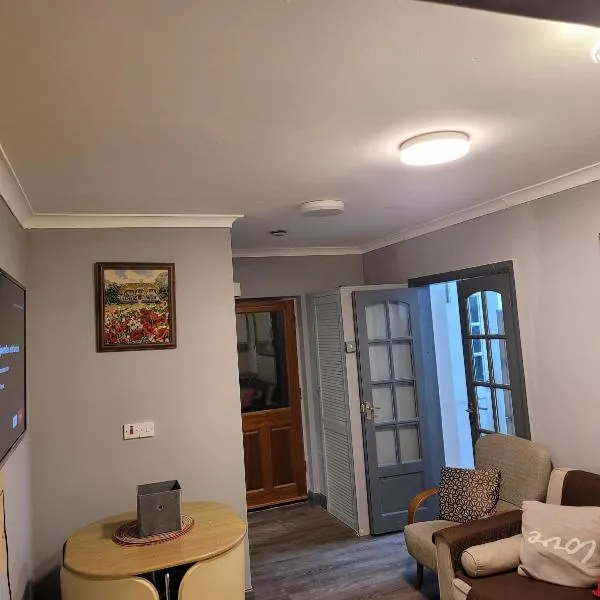 Evergreen 2bedroom-sleeps up to 7,2 bathroom, hotel in Hornchurch