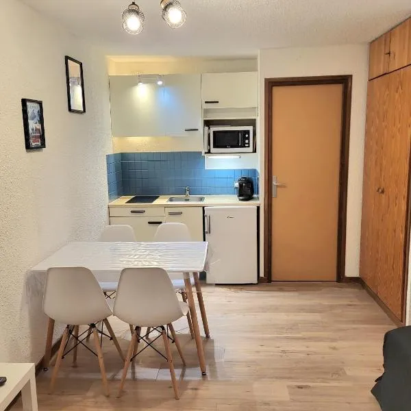 Appartement 4pers rénové de 24M2 pied des pistes, hotel v destinácii Les Orres