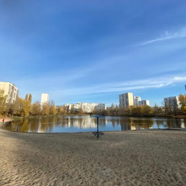 Real Home Apartments- Geroiv Dnipra Metro Station, hotel in Kyiv