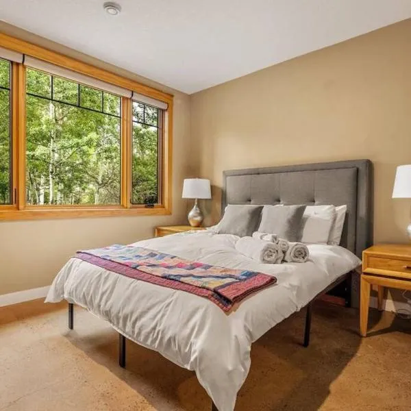 Escape to the Rockies but near Calgary Includes Free Parking and Banff Entry, hotel in Calgary