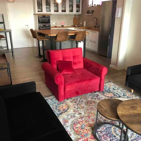 Stylisches Maybach Appartement mit Terrasse für 5-7 Personen, 5 Betten, große Kochinsel, Homeoffice mit 250Mbit WLAN, hotel a Aidlingen