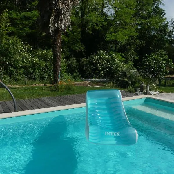 Gite unique et piscine privative dans un écrin de verdure, hotel en Calmont
