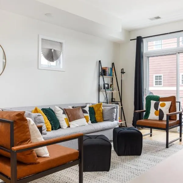 Midtown Modern - urban condo walkable to bars and beach, hotel in Traverse City