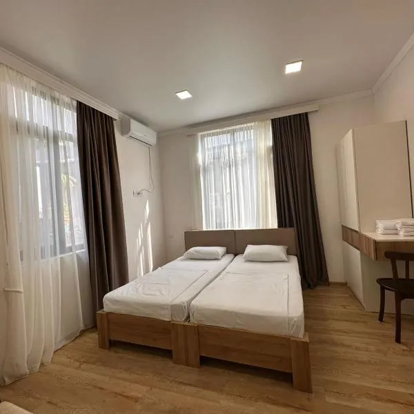 Middle city Guesthouse, hotel in Batumi