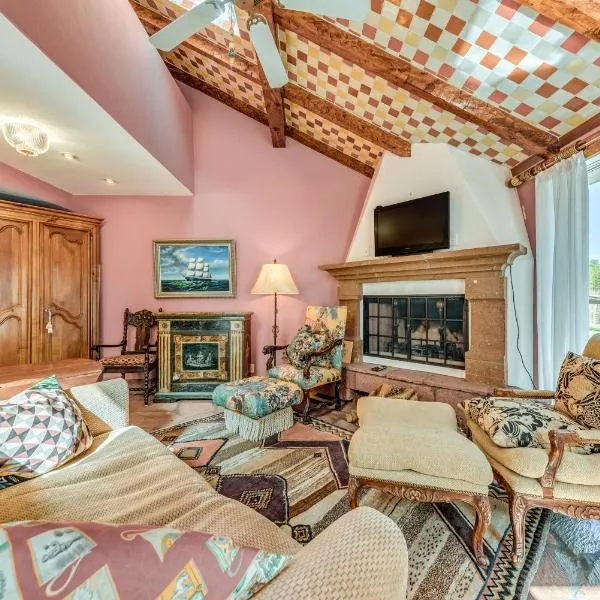 Cloudcroft Home with Fireplace Near Downtown!, hotel v destinaci Cloudcroft