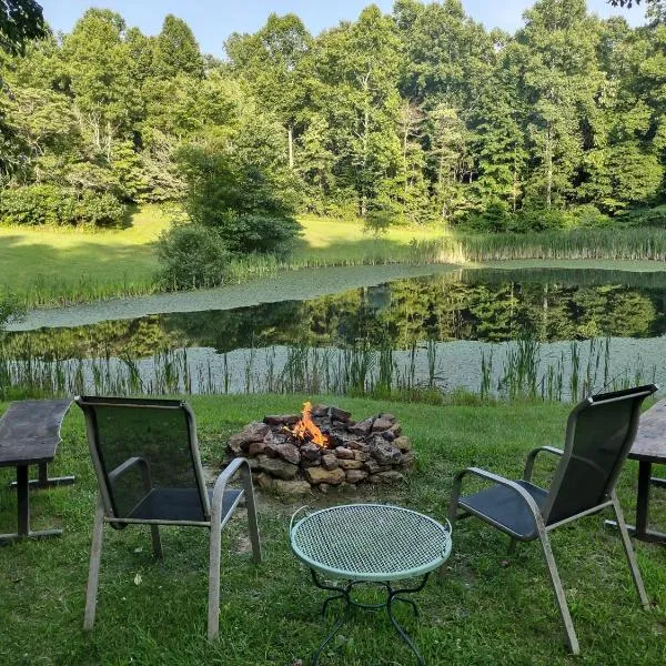 Peaceful Tiny Bungalow Water View Hot Tub, hotel in Laurelville