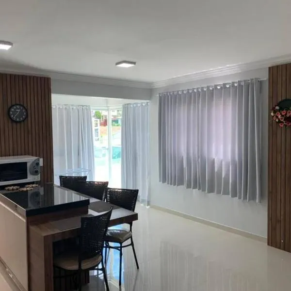 Lindo Apto NOVO na Avenida, climatizado e aconchegante, hotel di Piratuba