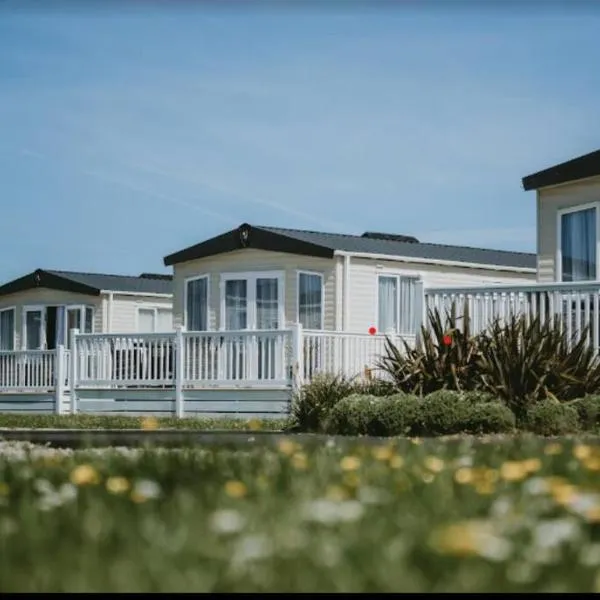 Cornwall Holiday Cabin with Hot tub & Sea view, hotel v destinaci Cubert