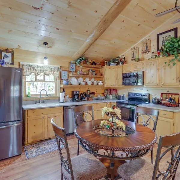 Fire Pit and Deck Cabin by Greers Ferry Lake!, hotel v destinaci Heber Springs