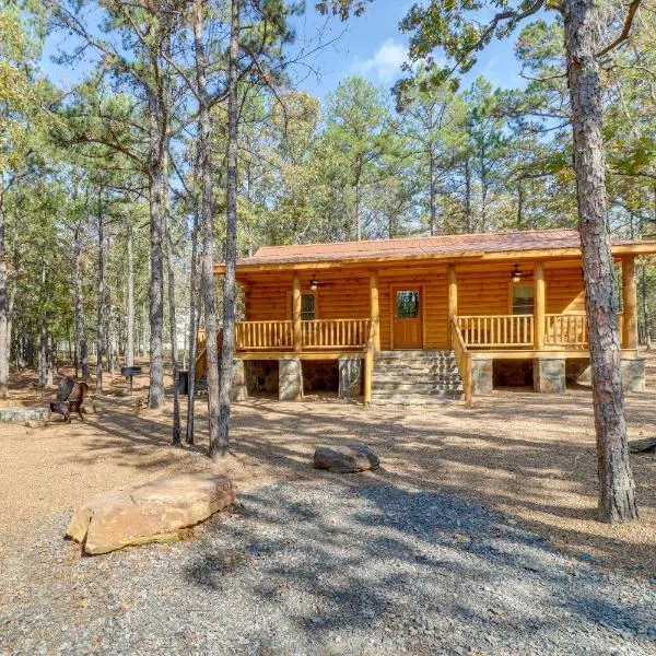 Tumbling Shoals Cabin Near Greers Ferry Lake!, hôtel à Heber Springs