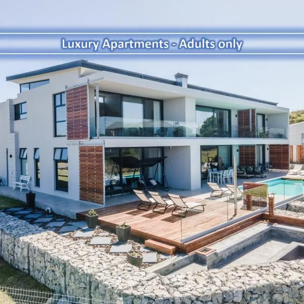Hilltop Bayview Luxury Apartments, khách sạn ở Plettenberg Bay