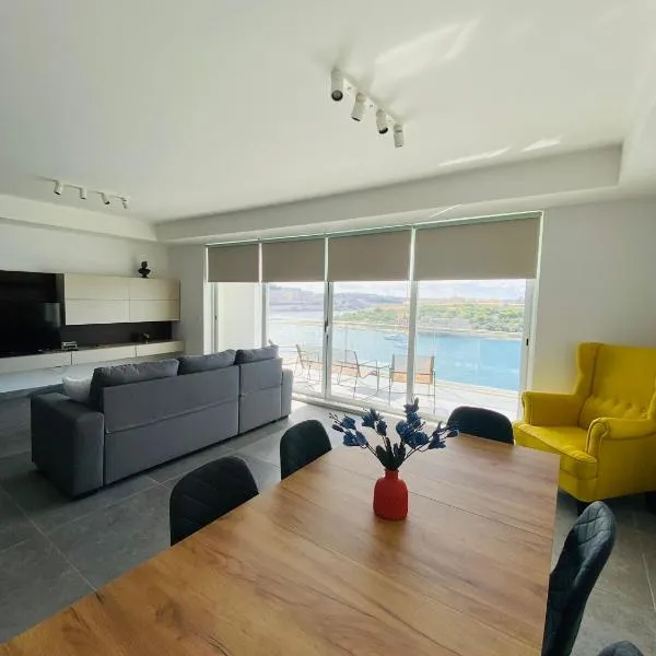 Sliema Seaview Apartment- Valletta Views - APT 8, 49 Tigne Point Mansions, hotel v destinaci Sliema