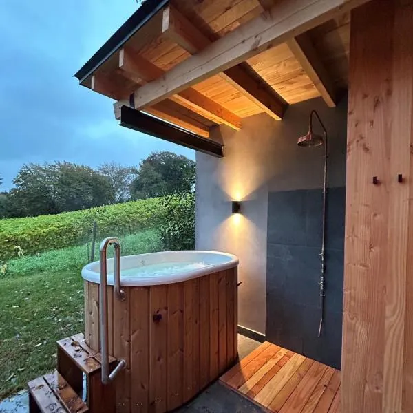 Cabanes avec jacuzzi les pieds dans la vignes, hotel en Autre-Église