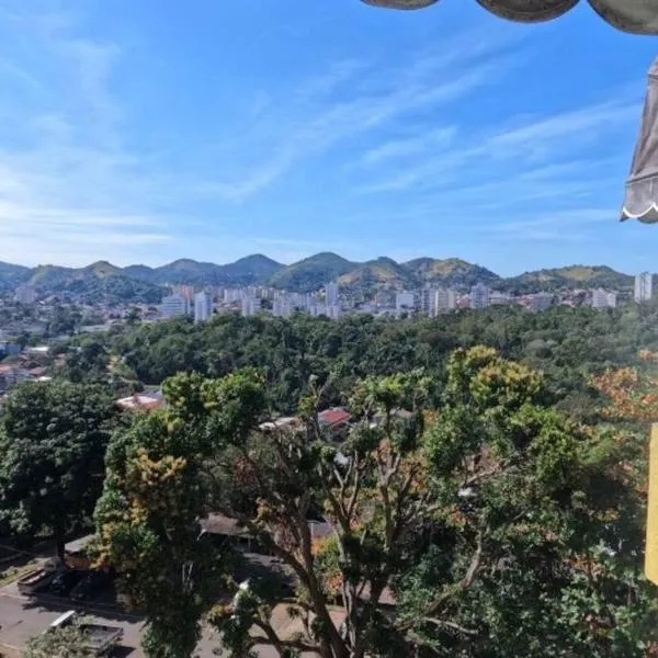 Quarto em apt compartilhado com estacionamento incluso, hotel in São Gonçalo