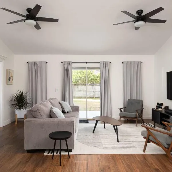 The Recharge - Springs , Tesla & EV Station , Pets, hotel in High Springs