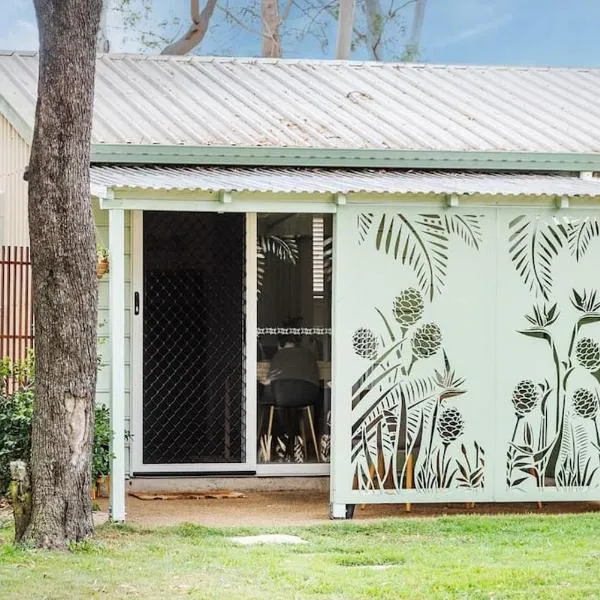 Beach shack under the gum trees, hotel di North Coast