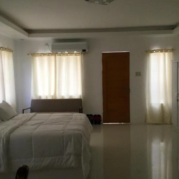 Little White House near Royal Farm Resort, hotel v destinaci Dipolog