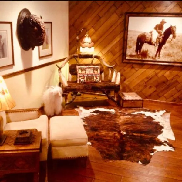 Trail Boss King EnSuite-Prairie Rose B&B - 1200 sq ft Suite, hotel v destinaci Cheyenne
