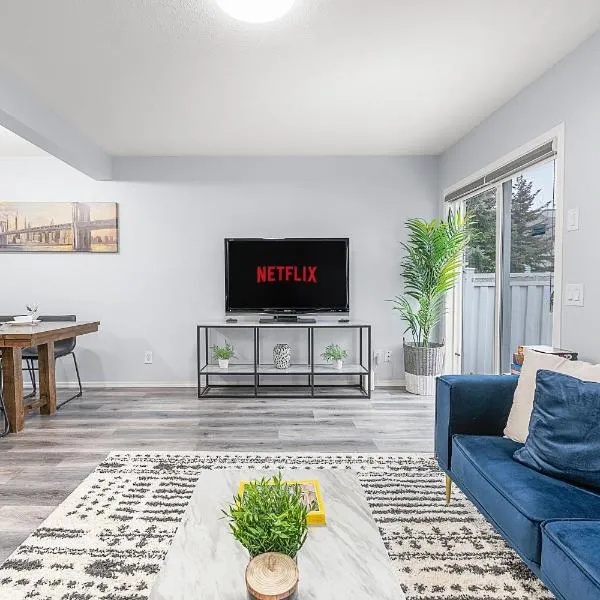 Large Townhome Near Anthony Henday in Ellerslie with Driveway & Visitor Parking, King Bed, 4 Queen Beds, Fully Equipped Kitchen & More!, hotel v destinaci Edmonton