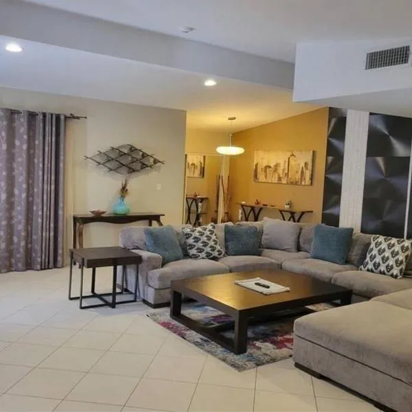 4 miles to Strip / Big house with pool, hotel in Las Vegas