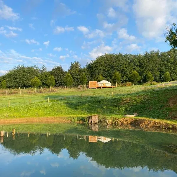 Bracken Yurt at Walnut Farm Glamping, hotel di Toller Porcorum