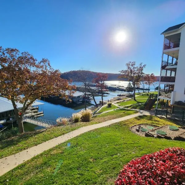 Peaceful 1st floor lakeside condo minutes from Osage Beach and Ozark State Park, hotel v destinaci Kaiser