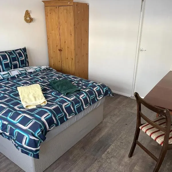 A nice double bedroom in Mottingham, khách sạn ở Eltham