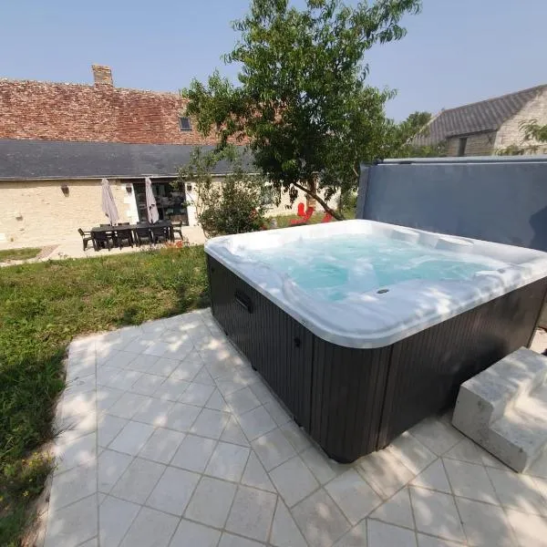 de la salle gite 8 personnes à la campagne avec jacuzzi 4 chambres 3 WC, hotel in Rivarennes