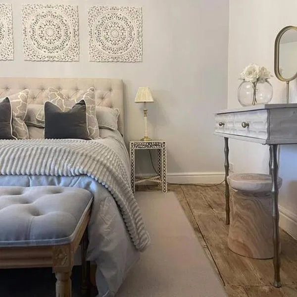 Entire Georgian luxury house - 3 Storey- High St Henley-in-Arden -Two bedrooms-Sleeps 4 people Close to Stratford upon Avon - Warwick - Solihull - NEC, khách sạn ở Henley in Arden