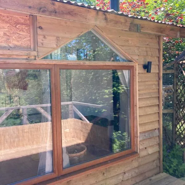 Honey Bee Cabin, hotel in Cwrt-newydd