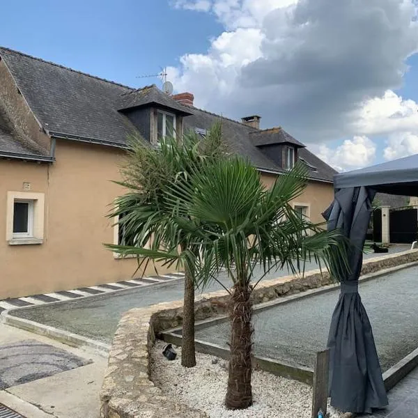 Maison familiale 11 personnes, hotel em Lézigné