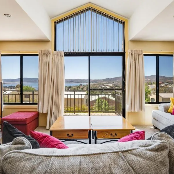 Dromaius 5 - 3BR Townhouse l Lake Views l Spa Bath l WiFi l BBQ, hotel in Jindabyne