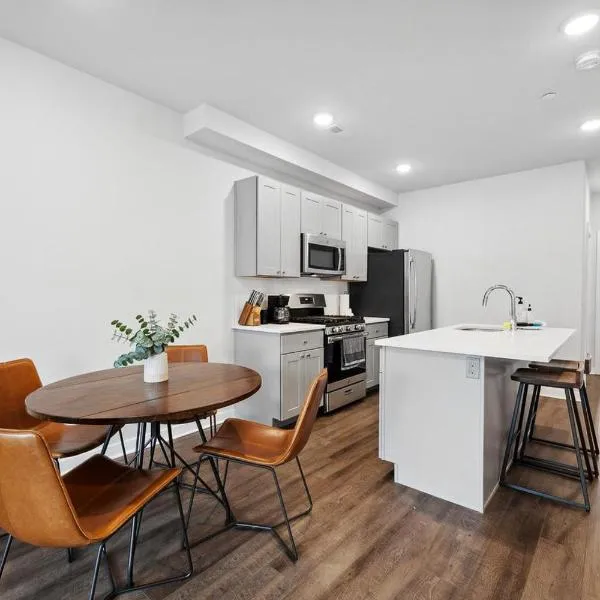 Luxurious Condo with Rooftop and Parking near University City, hotel in Philadelphia