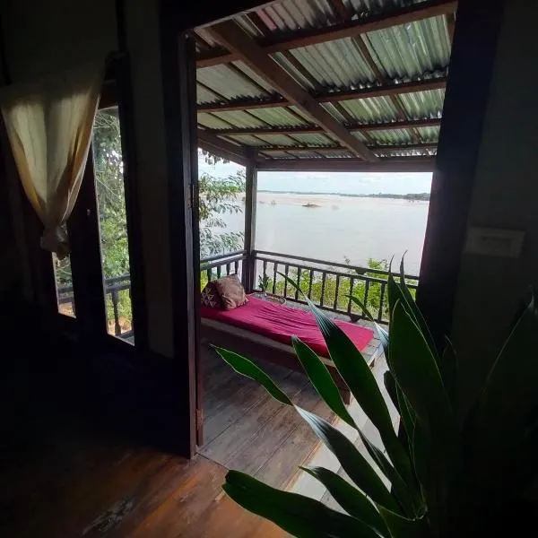 Pomelo Restaurant and Guesthouse's Fishermen Bungalow & A Tammarine Bungalow River Front, hotel en Ban Khon