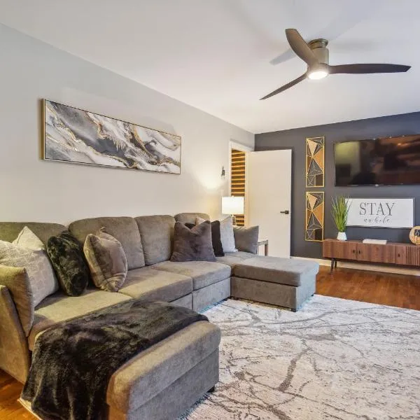 Spacious Smyrna Retreat with 3 Kitchens for Groups, hotel u gradu 'Smyrna'