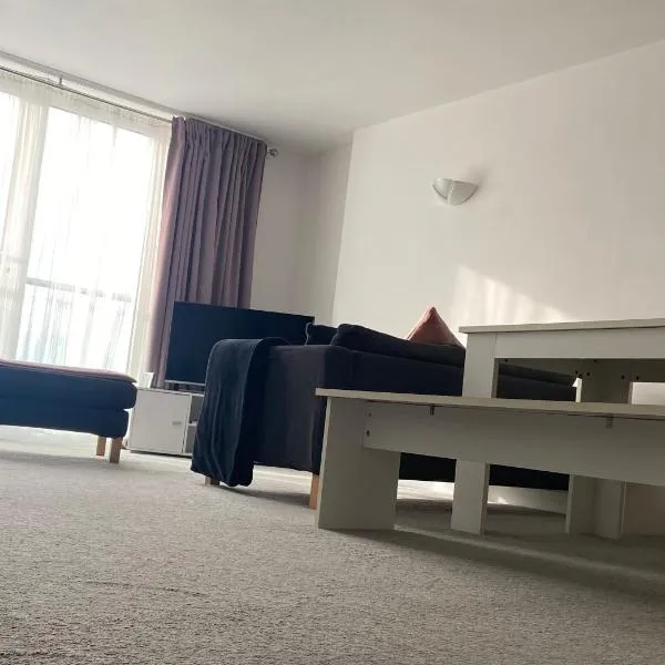 2 bedroom near ocean village Marina port apartment, hotel in Southampton