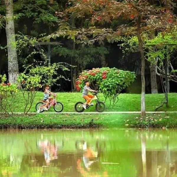 Ecopark Happy Haven, hotel i Nam Quất