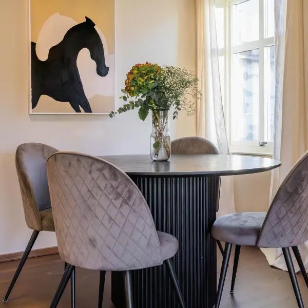 Charming and bright apartment in Ålesund city, хотел в Улстенвик