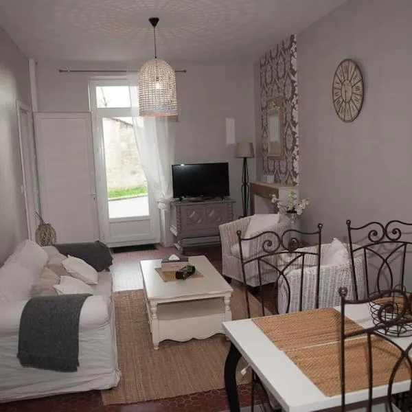 bel appartement en pierre de 88 M2 charme d’antan, hotel in Margaux