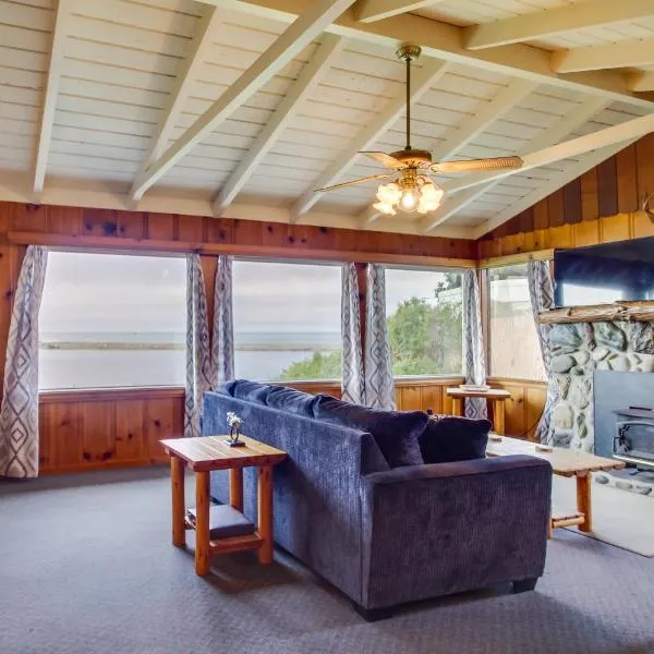 Rustic Coastal Smith River Cottage with Ocean Views!, hotel in Smith River